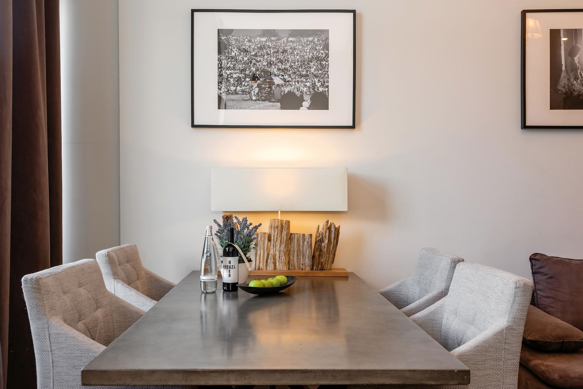 Arabel Design Apartments Berlin Luaran gambar A dining room table
