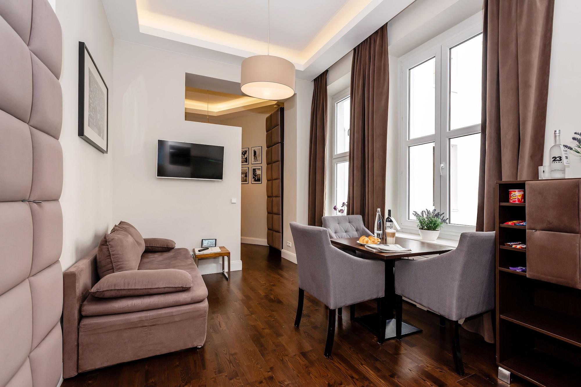Arabel Design Apartments Berlin Luaran gambar A living room with a sofa and a dining table