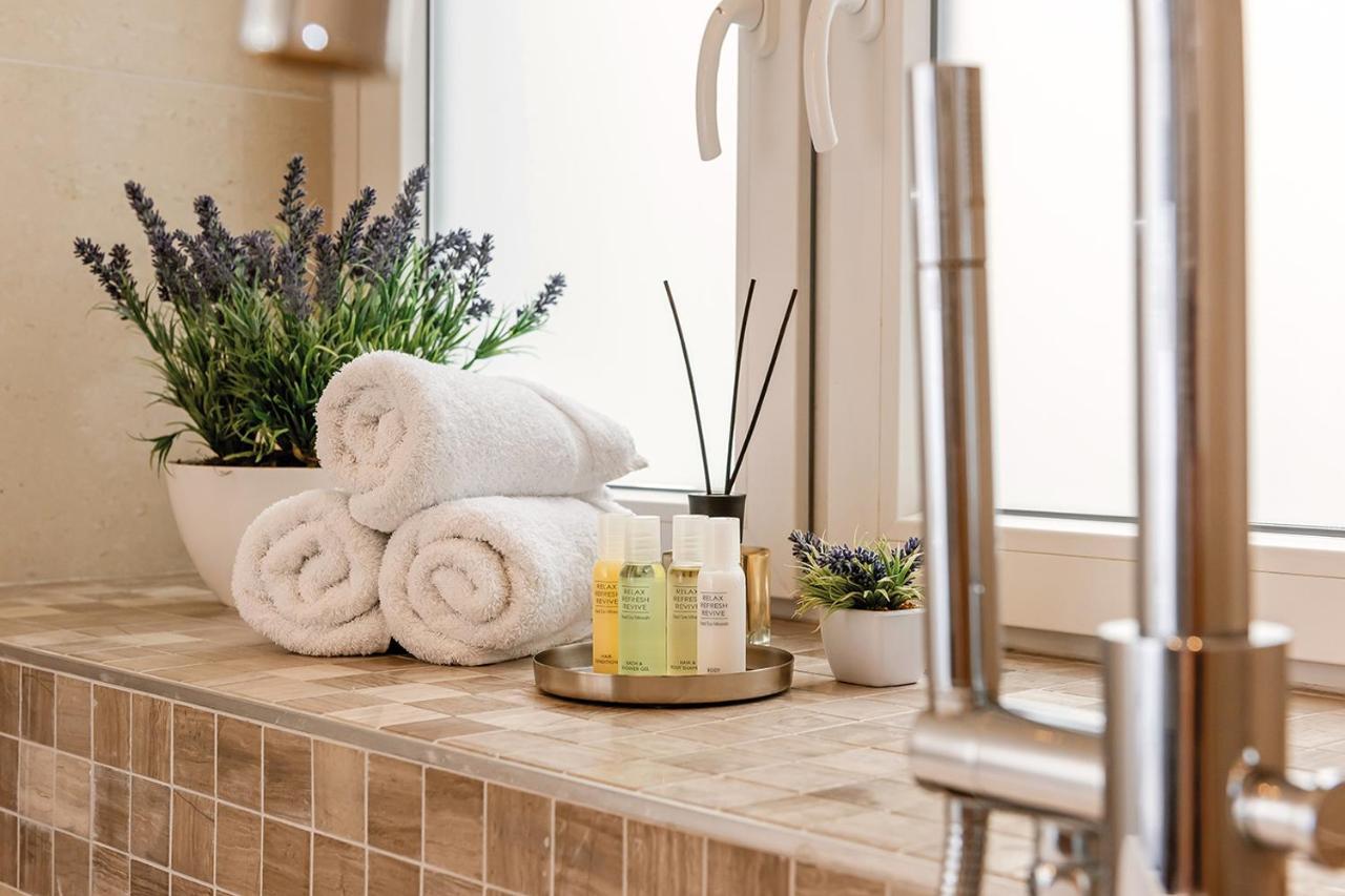 Arabel Design Apartments Berlin Luaran gambar A reed diffuser in a bathroom